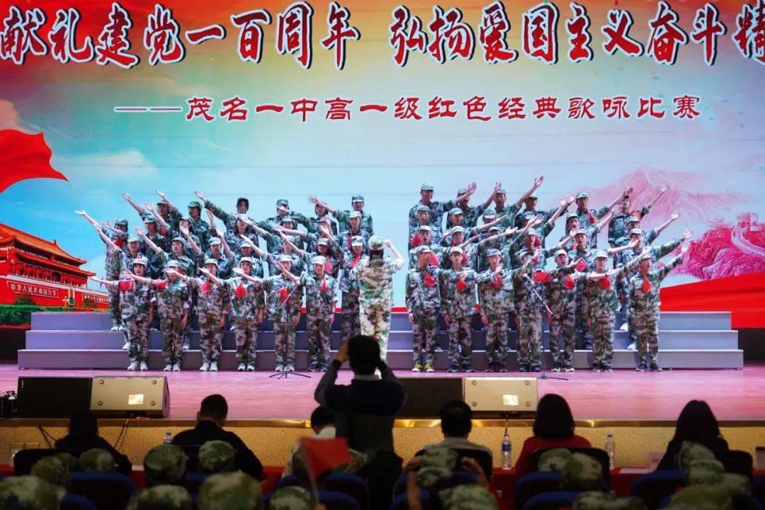 61岁胡慧中卖楼救夫走出低谷，约朋友逛街有说有笑不舍离开